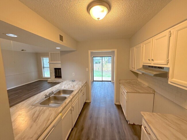Foto del edificio - 7400 Isherwood Rd
