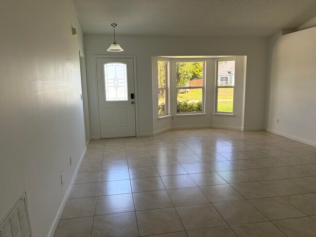 Building Photo - 1682 SW Glacador Ave