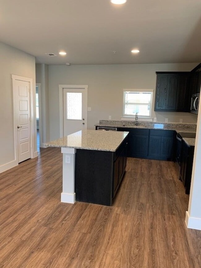 Building Photo - Beautiful Townhome