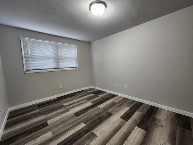 Building Photo - Updated Upper Level Apartment, Kaukauna