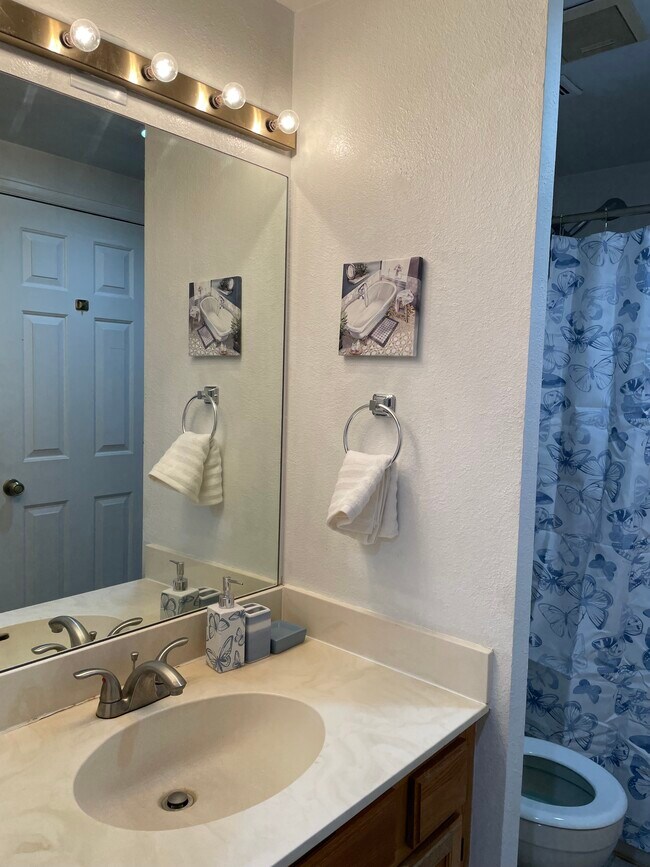 Baño secundario completo - 11115 E Alameda Ave