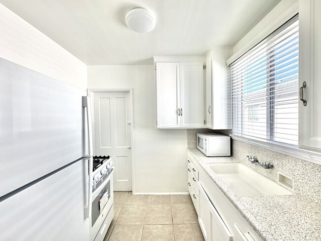 Foto del edificio - Light, bright, & SPACIOUS - 1 Bed/1 Bath T...
