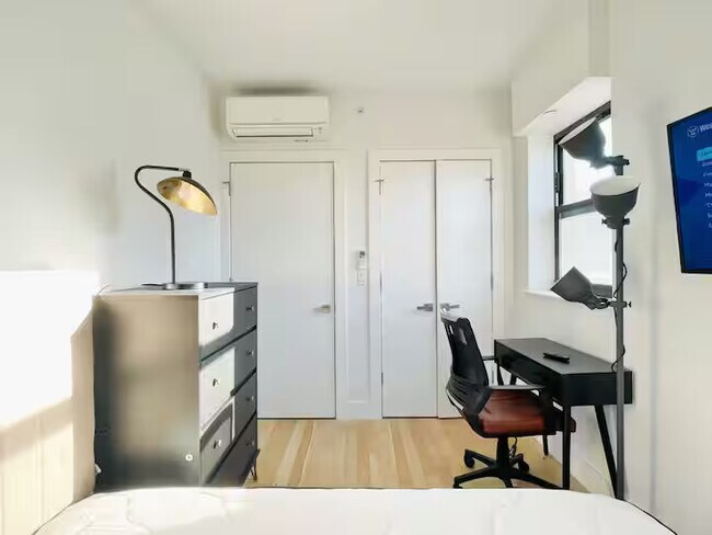 Foto del edificio - Furnished room/NOT APARTMENT