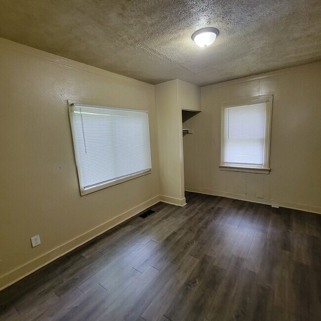Foto del edificio - 2 Bedroom conveniently located near the thriving Twin Aire neighborhood