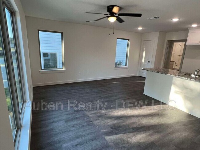 Building Photo - 2526 S Fannin Ave