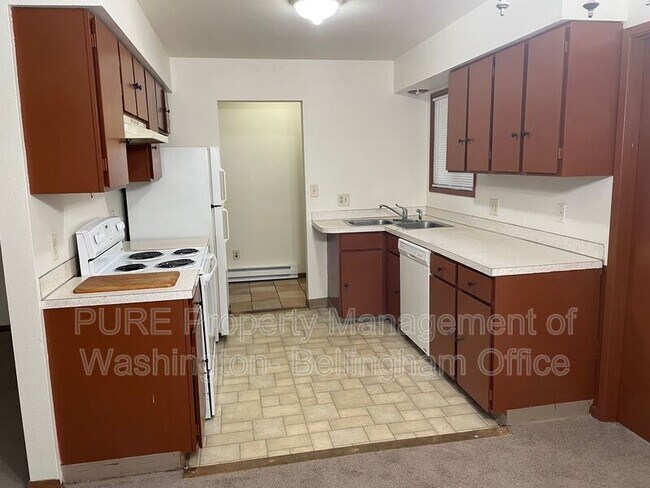 Building Photo - 2502 E Sunset Dr