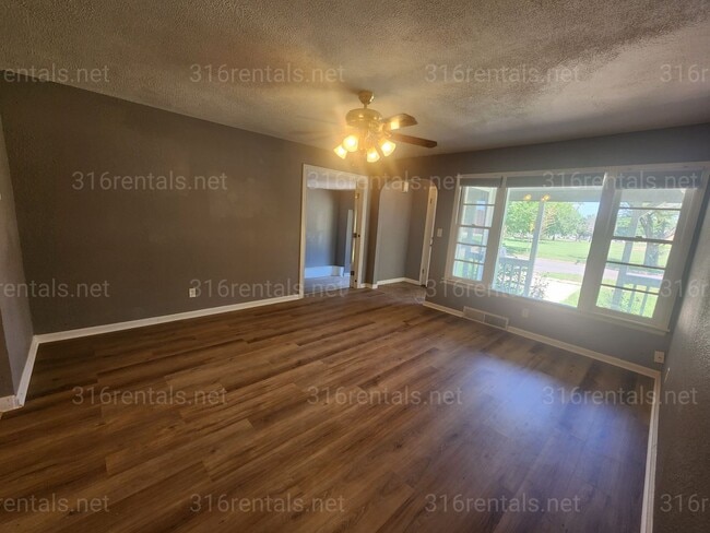 Building Photo - $1,050 - 3 bedroom / 1 bathroom - Single Family Home *COMING SOON*
