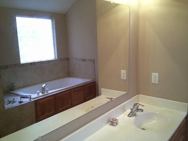Foto del edificio - Large 5 bedroom raised ranch