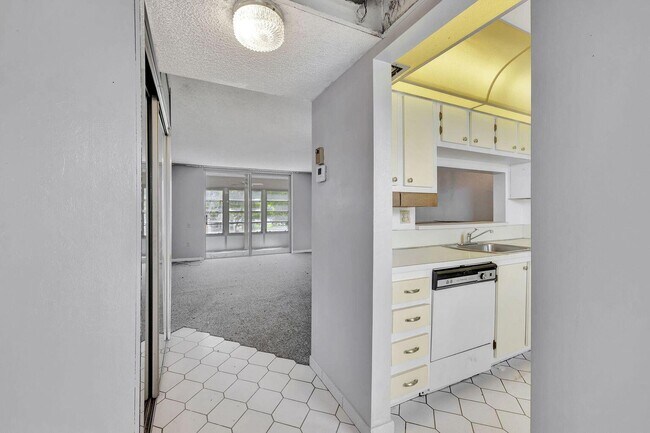 Foto del edificio - 9300 Lime Bay Blvd