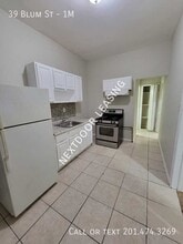 Building Photo - 39 Blum St
