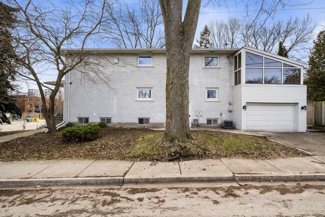 Building Photo - 2294 Lake Shore Blvd W