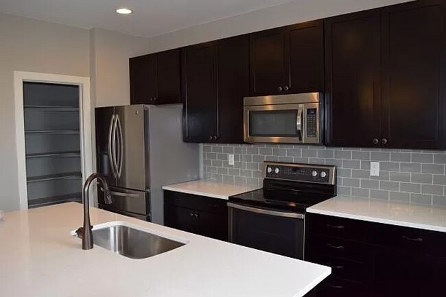 Building Photo - Spacious 3 Bedroom 2.5 Bathroom Home in Me...