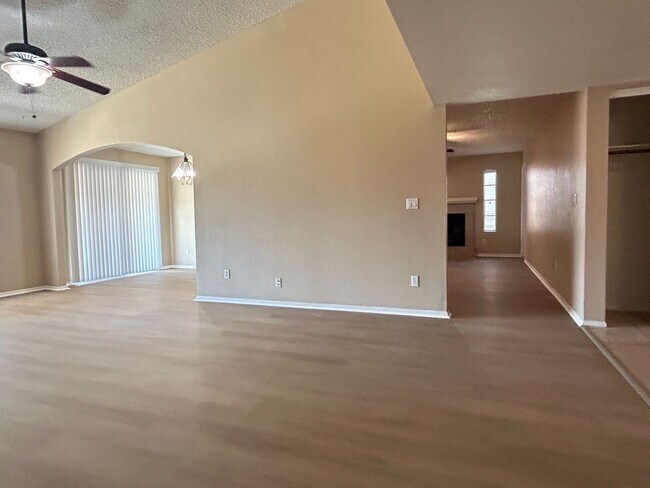 Foto del edificio - 8033 W McLellan Rd