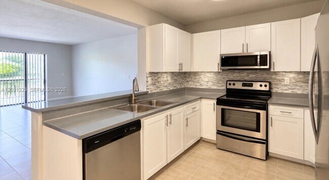 Building Photo - 450 Palm Cir