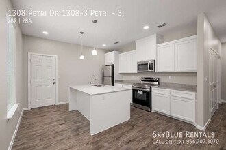 Building Photo - 1308 Petri Dr