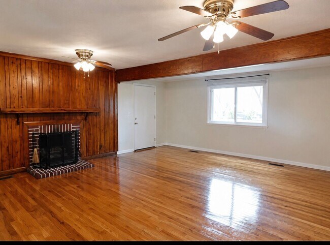Foto del edificio - 3/1 bath - Town acres school district!- Showings to start 6/10