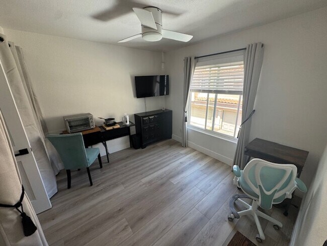 Foto del edificio - 1379 Serena Cir