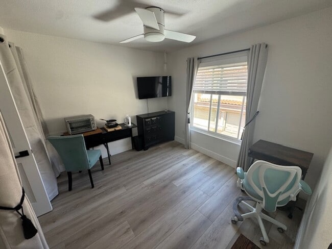 Foto del edificio - Furnished Bedroom rental with Bonus Kitchenette and office room