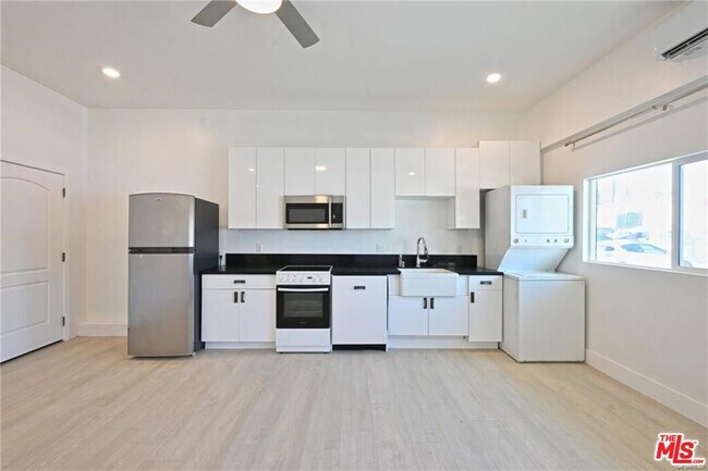 Foto del edificio - 7929 Blackburn Ave