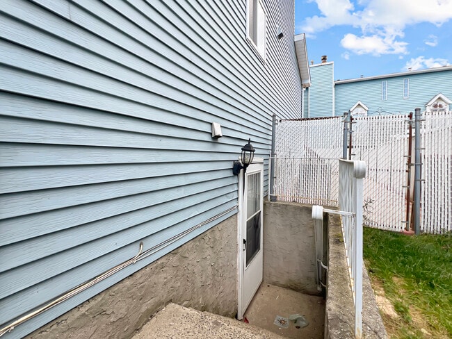 Side Entrance - 32 Kelly Blvd