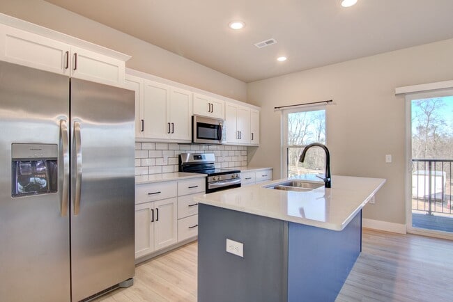 Building Photo - Brand New Luxury Townhomes: 3BR, 2.5Bath Altoona WI