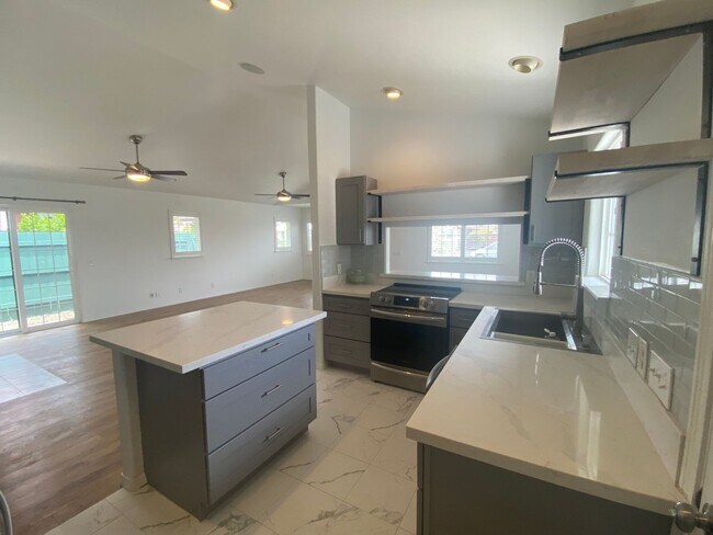 Building Photo - The Heart of Waimea 3BR/2BA with AC, Vaulted Ceilings, and Yard Service!
