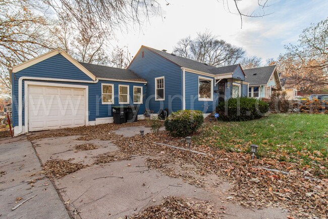 Building Photo - Spacious 3 Bedroom / 2 Bathroom Home | Fon...
