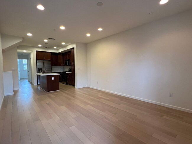 Building Photo - Immaculate Tri-level 3 Bedroom 3 Bath San ...