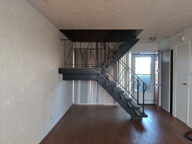 Building Photo - 15907 Debra Dr