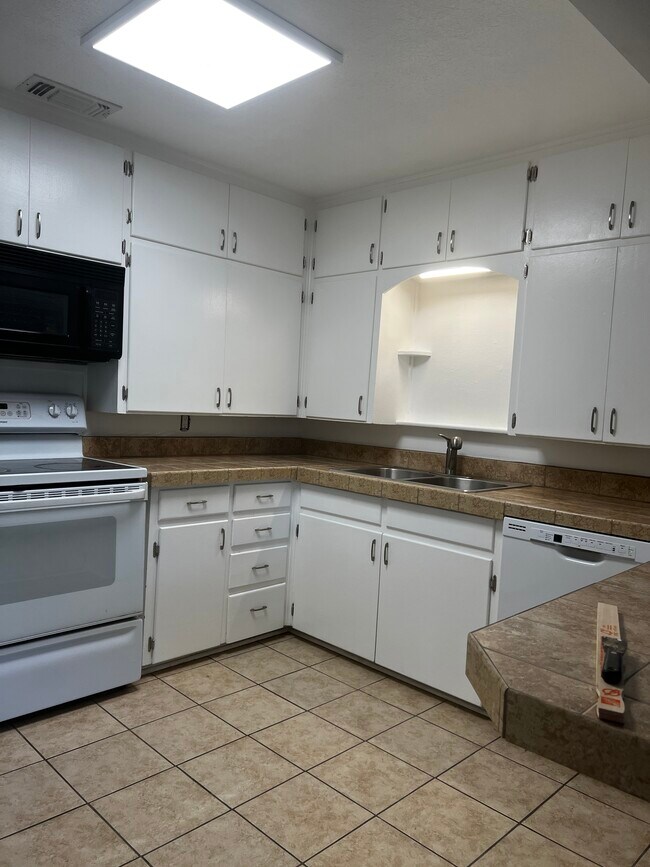Kitchen 1 - 902 W Mathews St