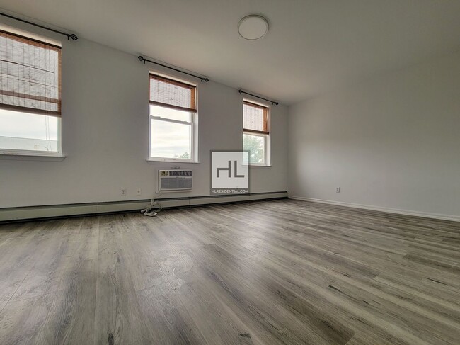 Building Photo - Extra Large 3BR/1.5 Bath Duplex in Bushwic...