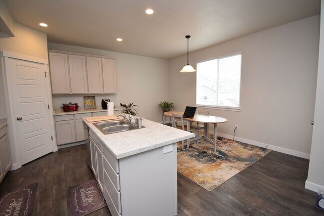 Foto del edificio - 5159 Newbridge Ln