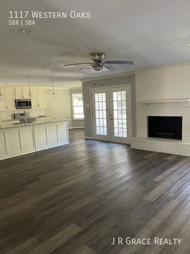 Building Photo - 1117  Western Oaks