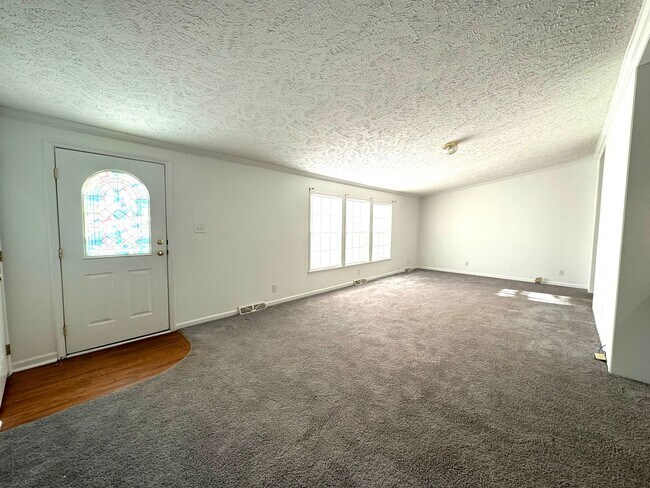 Foto del edificio - ~~ Home with 2 acres located in Mebane ~~