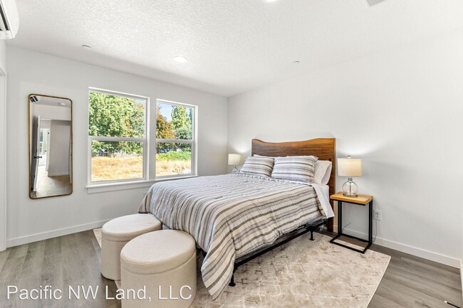 Building Photo - 3 br, 2.5 bath House - 2912 NE 137th St