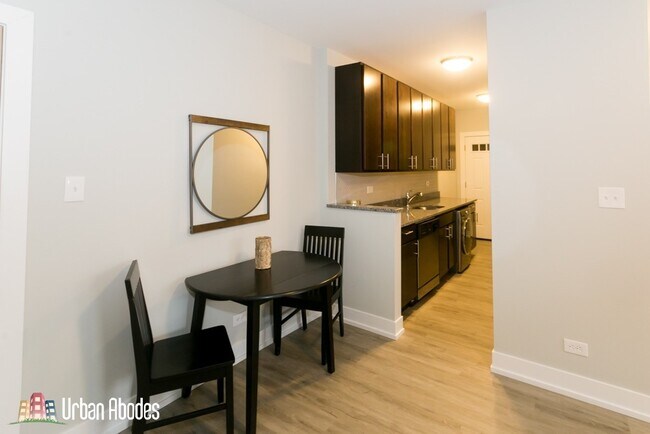 Foto del edificio - 703 W Brompton Ave