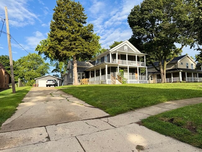 Building Photo - 10907 N Woodstock St