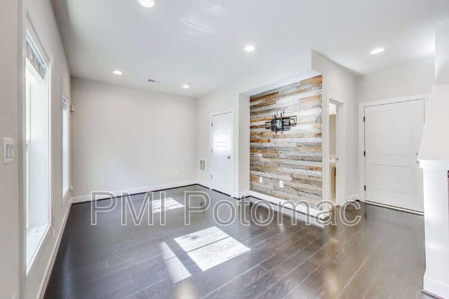 Building Photo - 127 Kandinsky Loop