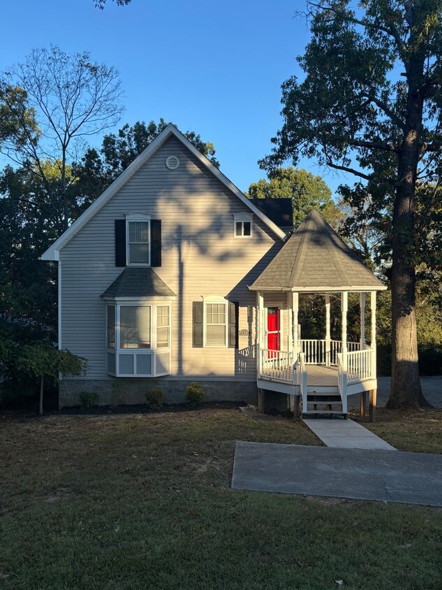Primary Photo - Freshly Renovated Dollhouse in Maryville!!