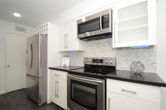 Building Photo - 5524 Beverly Hill St