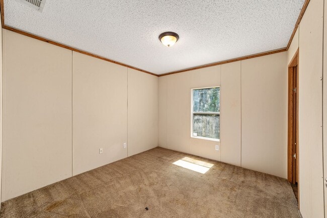 Building Photo - Spacious 3BR/2BA Home  Available Now!