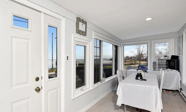 Foto del edificio - 239 Shoreland Cir