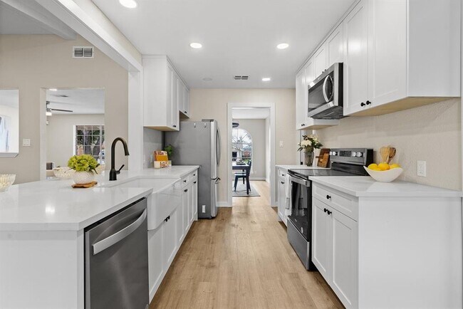Building Photo - 701 Ridge Crest Dr