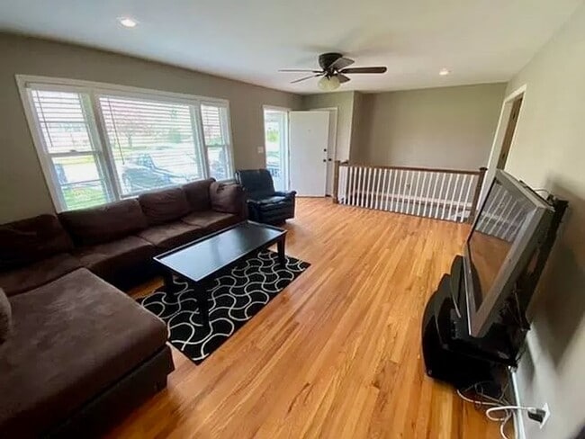 Building Photo - Four Bedroom, Two FULL Bath, Waldo Home fo...