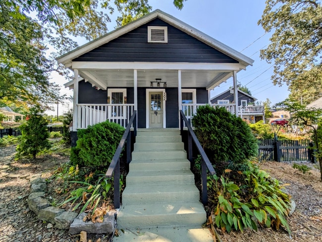 Building Photo - 302 Davis St