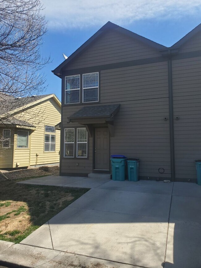 Foto del edificio - Spacious 2B/2.5B Townhouse with Detached Garage and Basement Available Early May!!