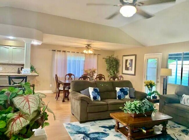 Foto del edificio - 2406 Strait Ln