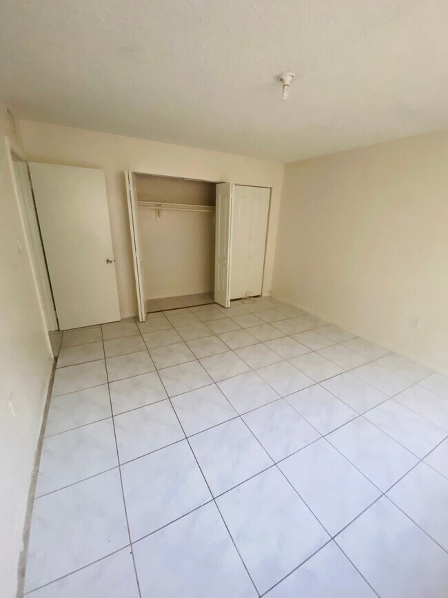 Dormitorio - 13550 NE 10th Ave