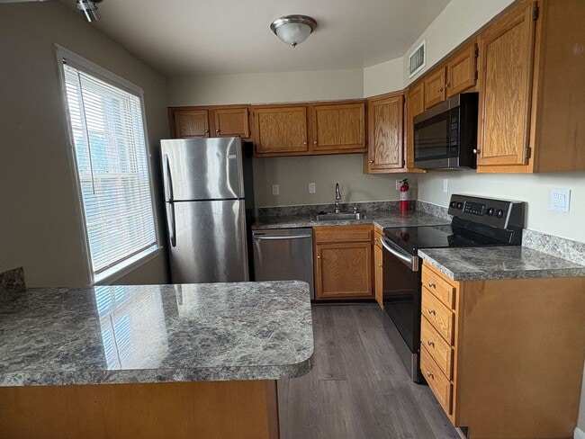 Furnished 1-Bedroom Condo in Fairfax Villa... - Furnished 1-Bedroom Condo in Fairfax Villa...
