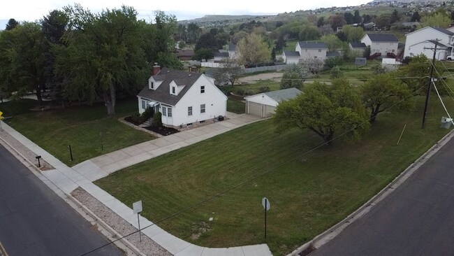 Building Photo - 3 bdrm 2 bath Home- Small Dog Friendly